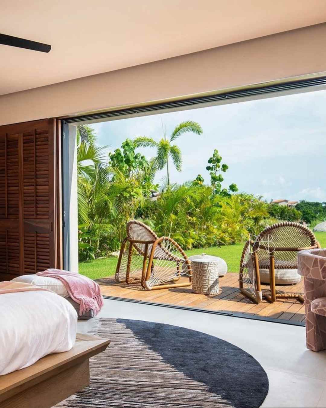 Explore high-end luxury hotel furniture.