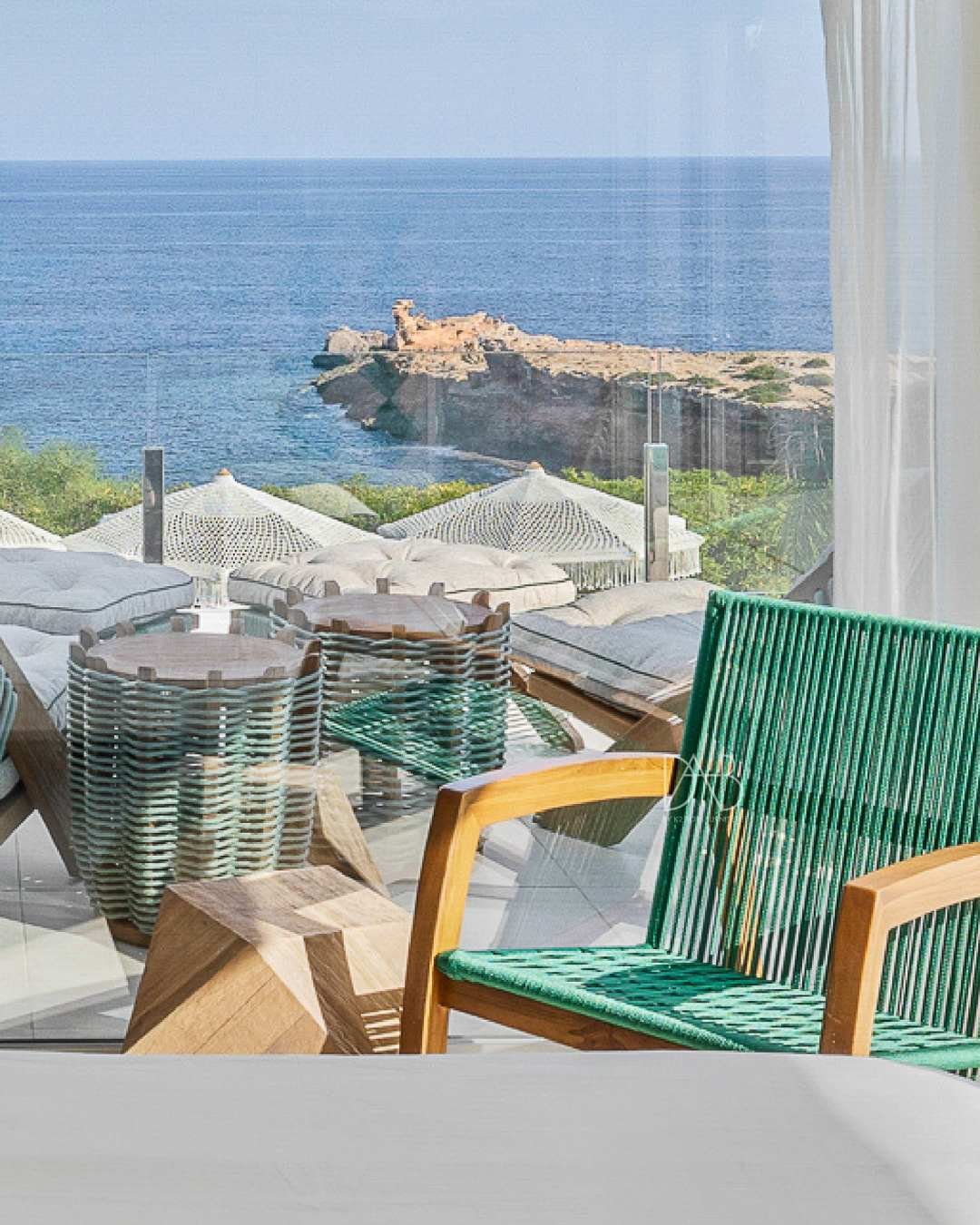 Minimalist Interior Design: Clean Lines and Functional Spaces