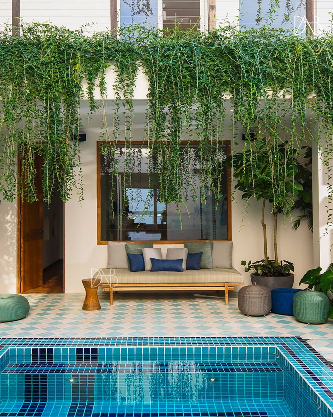 Villa Outdoor Design Idea: Elegant Patio with Modern Furniture and Infinity Pool